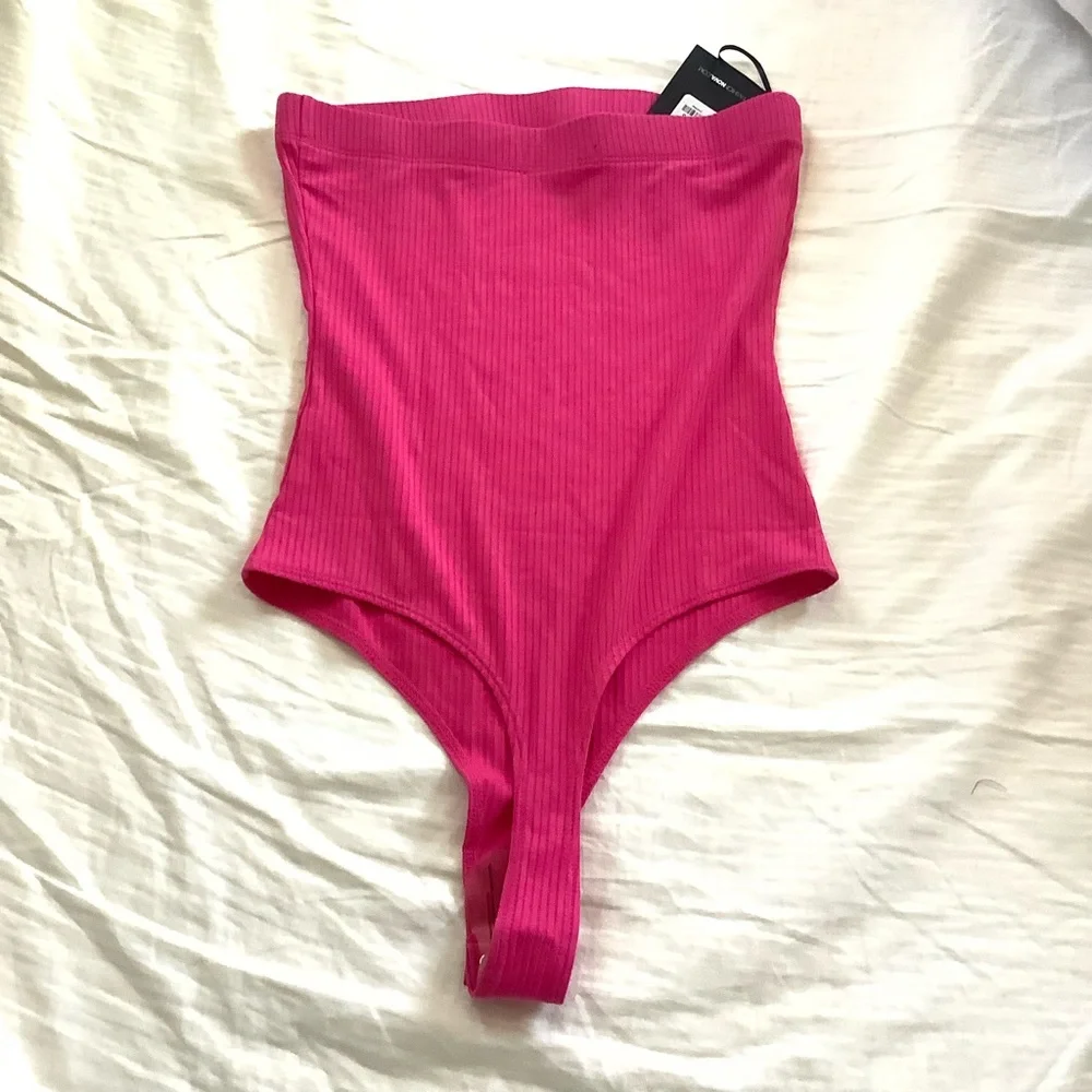 NWT Fashion Nova Hailey Ribbed Bodysuit Fuchsia Size Small Thong Back Strapless - Picture 9 of 9